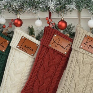 Calza di Natale personalizzata lavorata a maglia: toppa in pelle con nome della famiglia