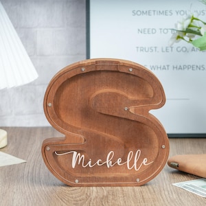 Alcancía de madera personalizada con letras, alcancía con iniciales personalizadas, regalo para niños, hucha, regalo para bebés, alcancía con letras y pegatinas con nombres