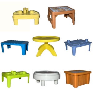 Puede incluir: Una colección de mesas de juguete en varios colores y diseños. Las mesas incluyen una mesa amarilla con base de pedestal, una mesa azul con tapa de rejilla y una mesa marrón con tapa estampada. Otras mesas son verdes, blancas y naranjas.