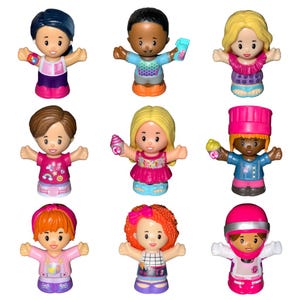 Puede incluir: Nueve figuras de juguete de plástico de colores con varios peinados y atuendos. Las figuras están en diferentes poses, algunas sosteniendo accesorios como una taza o una magdalena. Los juguetes tienen un diseño de dibujos animados y probablemente están destinados a niños.
