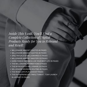 Op de afbeelding: Een zwart-wit afbeelding van een hand met een ring. De tekst luidt: "Inside This Vault, You'll Find a Complete Collection of Digital Products Ready for You to Rebrand and Resell:" gevolgd door een lijst met digitale producten en hun pagina-aantallen.