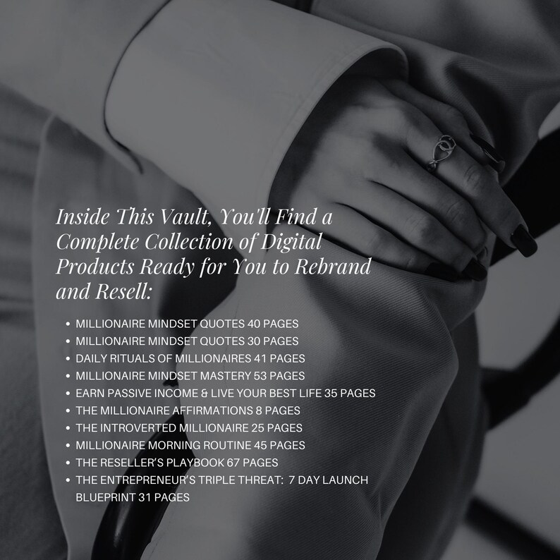 Op de afbeelding: Een zwart-wit afbeelding van een hand met een ring. De tekst luidt: "Inside This Vault, You'll Find a Complete Collection of Digital Products Ready for You to Rebrand and Resell:" gevolgd door een lijst met digitale producten en hun pagina-aantallen.