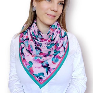 Sciarpa fatta a mano con acquerello: fazzoletto da collo in poliestere riciclato rosa e lilla
