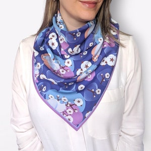 Foulard in seta a forma di cuore: foulard quadrato con motivo floreale blu, design spagnolo