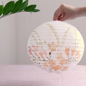 Paralume in carta, stile japandi dipinto a mano. Tonalità di carta unica con un tocco di colore, elegante e ricca di spirito organico, ikebana. Fresie