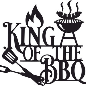 Peut inclure: Silhouette noire et blanche d'un barbecue, d'une spatule et d'une fourchette avec le texte "King of the BBQ".