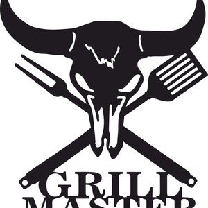 Peut inclure: Silhouette noire et blanche d'un crâne de taureau avec des outils de grillade croisés, une fourchette et une spatule. Le texte "GRILL MASTER" est sous le crâne.