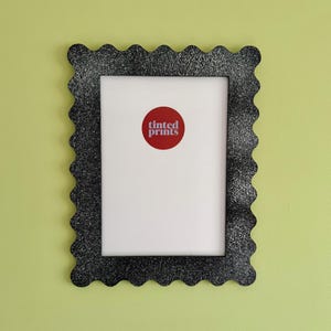 A4 kronkelend ZWART GRANIET golvend frame funky maximalistische kleur woondecoratie