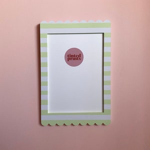 A4 geschulpte streep mintwit golvend lijst funky maximalistische kleur woondecoratie