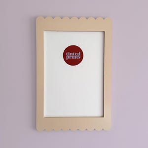 A4 coquillebot beige golvend lijst funky maximalistische kleur woondecoratie