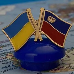Ukraine Serbia Flag Badge Pin, Friendship Enamel Flag Brooch, Collectible Travel Souvenir Pin, Crossed Country Flags Lapel Gift