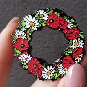 Daisy & Poppy Kranz Pin, Wildblumen Revers Emaille Pin, Geschenk für Blumenliebhaber, Einzigartiges Geschenk für Naturliebhaber