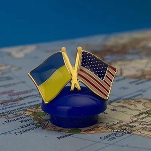 Ukrainian and American Flags Lapel Pin, USA and Ukraine Double Flag Pin Badge, Enamel Flag Pin for Suit, Jacket, Backpack, Patriotic Gift