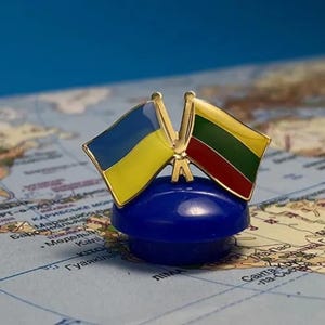 Spilla con doppia bandiera ucraina e lituana, spille uniche fatte a mano con bandiere per zaini, cappelli, giacche, spilla di supporto alla bandiera ucraina
