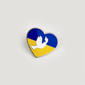 Herz Emaille Pin in in Blauen und Gelben Farben, Ukrainische Buntstifte Anstecknadel, Liebevolles Freundschaftsgeschenk