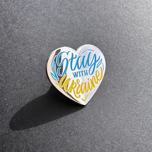 Bleib mit der Ukraine Anstecknadel, Ukrainische Herznadel in Blau und Gelb, Ukrainische Anstecknadel, Geschenk für einen Freund, Geschenk für Ehrenamtliche, Unterstützer