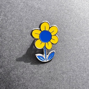 花のエナメルピン、ウクライナの国旗の色をあしらったピン、ラペルピン、ウクライナ製の手作り花バッジ、ウクライナからの友人への贈り物、愛国的な贈り物