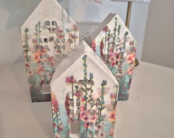 Handgemaakte keramische decoratieve theelichthouder met bloemenhuisje