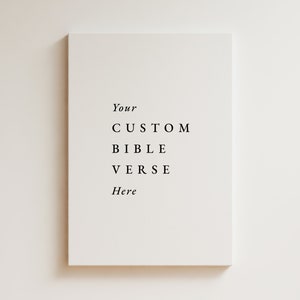 Puede incluir: Un lienzo rectangular blanco roto con el texto negro "Your CUSTOM BIBLE VERSE Here" centrado. El fondo claro y liso resalta el texto, creando una est&eacute;tica minimalista.