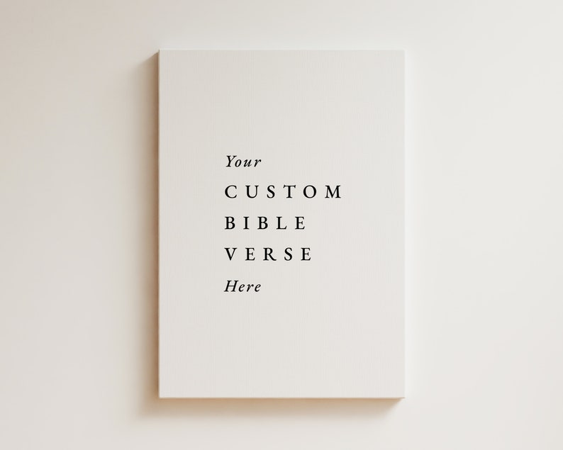 Puede incluir: Un lienzo rectangular blanco roto con el texto negro "Your CUSTOM BIBLE VERSE Here" centrado. El fondo claro y liso resalta el texto, creando una est&eacute;tica minimalista.