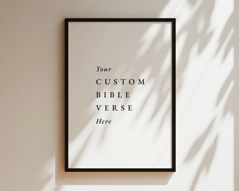 Puede incluir: Un marco negro que contiene una impresi&oacute;n con fondo blanco. El texto negro dice "Your CUSTOM BIBLE VERSE Here", centrado verticalmente. El marco rectangular est&aacute; colgado en una pared clara.