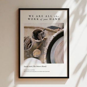 Puede incluir: Una impresión enmarcada con una cita sobre ser la obra de la mano de Dios. La impresión presenta una foto de un torno de alfarería y herramientas, con el texto "We are all the work of your hand" y "Isaiah 64:8 (The Potter's Hand)".