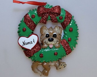 Personalisierter Christbaumschmuck - Hund im Kranz - Weihnachtsbaumanhänger - Weihnachtsanhänger mit Namen - Weihnachtsschmuck