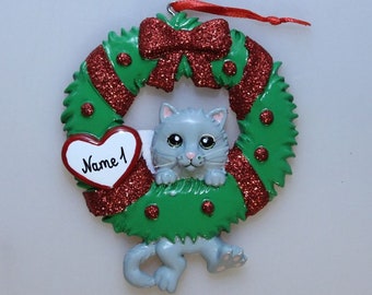 Personalisierter Christbaumschmuck - Katze im Kranz - Weihnachtsbaumanhänger - Weihnachtsanhänger mit Namen - Weihnachtsschmuck