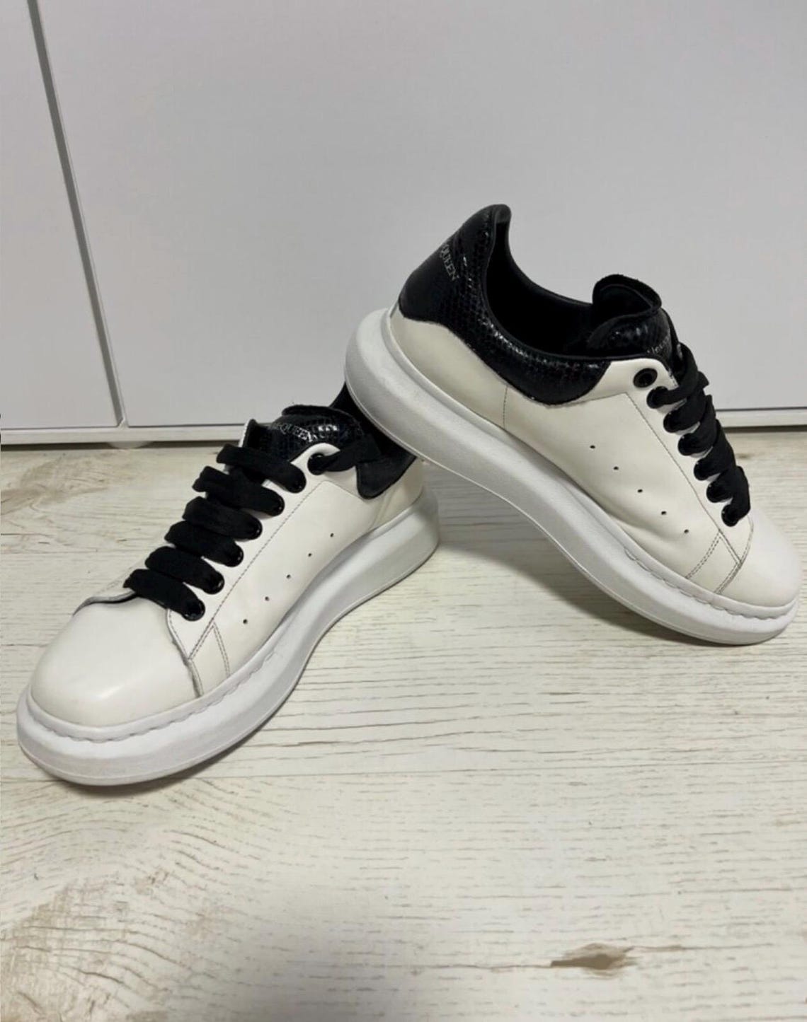 Alexander McQueen oversized sneakers white, foto 2 di 5