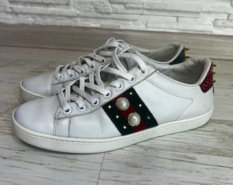 Zapatillas Gucci Ace de piel con perlas y tachuelas, talla EU 35.5 / US 5.5. Zapatos de diseñador.
