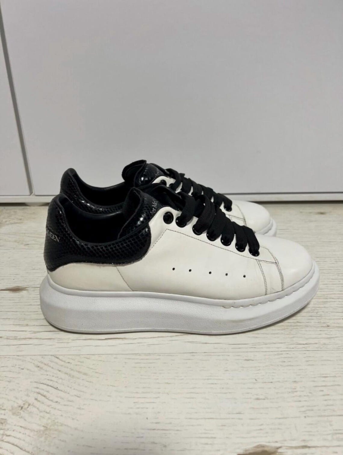 Alexander McQueen oversized sneakers white, foto 1 di 5
