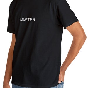 以下が含まれることがあります： 前面に白い文字で「MASTER」とプリントされた黒いTシャツです。