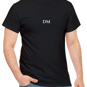 Może przedstawiać: Czarny t-shirt z haftowanymi literami "DM" na piersi w kolorze białym.