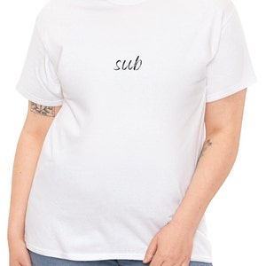 Unterwürfig - Unisex aus schwerer Baumwolle T-Shirt, Sub Shirt, Sub T-Shirt, Sub Kleidung, Sub Dom, Göre Shirt, Göre Sub, Geschenk für Dominant, Dominant Geschenke