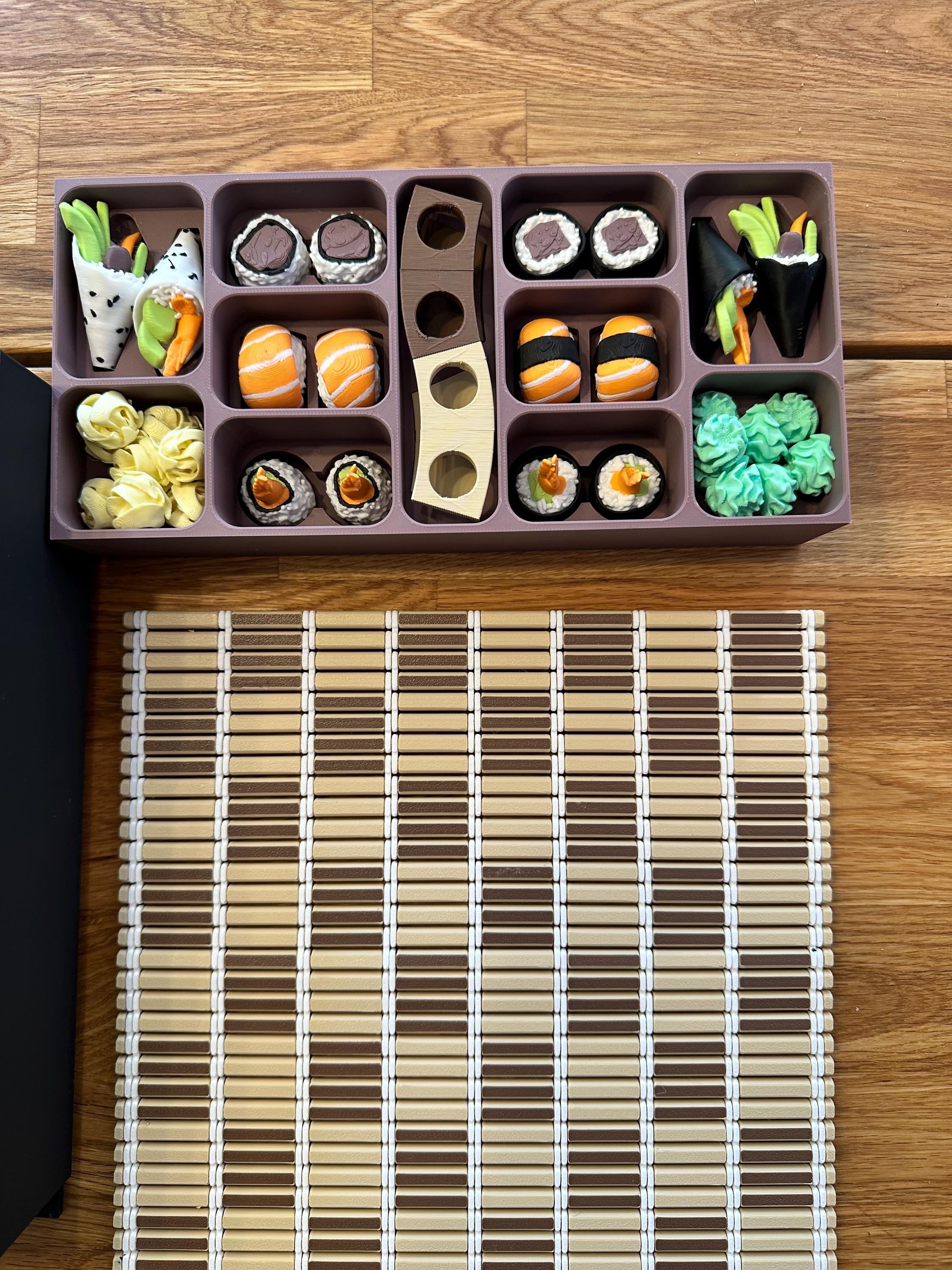 Jeu d'échecs à sushi – Jeu de société imprimé en 3D sur le thème des sushis avec boîte de rangement Bento – Ensemble d'échecs de voyage portable, pour les amateurs de stratégie Jeu d'échecs à sushi – Jeu de société imprimé en 3D sur le thème des sushis avec boîte de rangement Bento – Ensemble d'échecs de voyage portable, pour les amateurs de stratégie