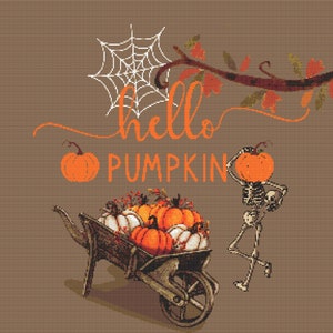 Könnte beinhalten: Ein Skelett hält einen Kürbis vor einem Schubkarren voller Kürbisse. Der Text "hello pumpkin" ist in Orange auf braunem Hintergrund geschrieben.