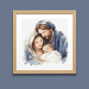 Pode incluir: Uma pintura de uma família sagrada, com um homem, uma mulher e um bebê. O homem está vestindo uma túnica azul e tem barba. A mulher está vestindo uma túnica branca e tem cabelos longos e castanhos. O bebê está enrolado em um cobertor branco e está dormindo. A pintura é feita em estilo aquarela e tem um toque suave e de sonho.