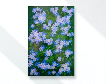 Puede incluir: Una pintura de un grupo de flores azules de nomeolvides con centros amarillos, sobre un fondo verde. La pintura está enmarcada y colgada en una pared blanca.