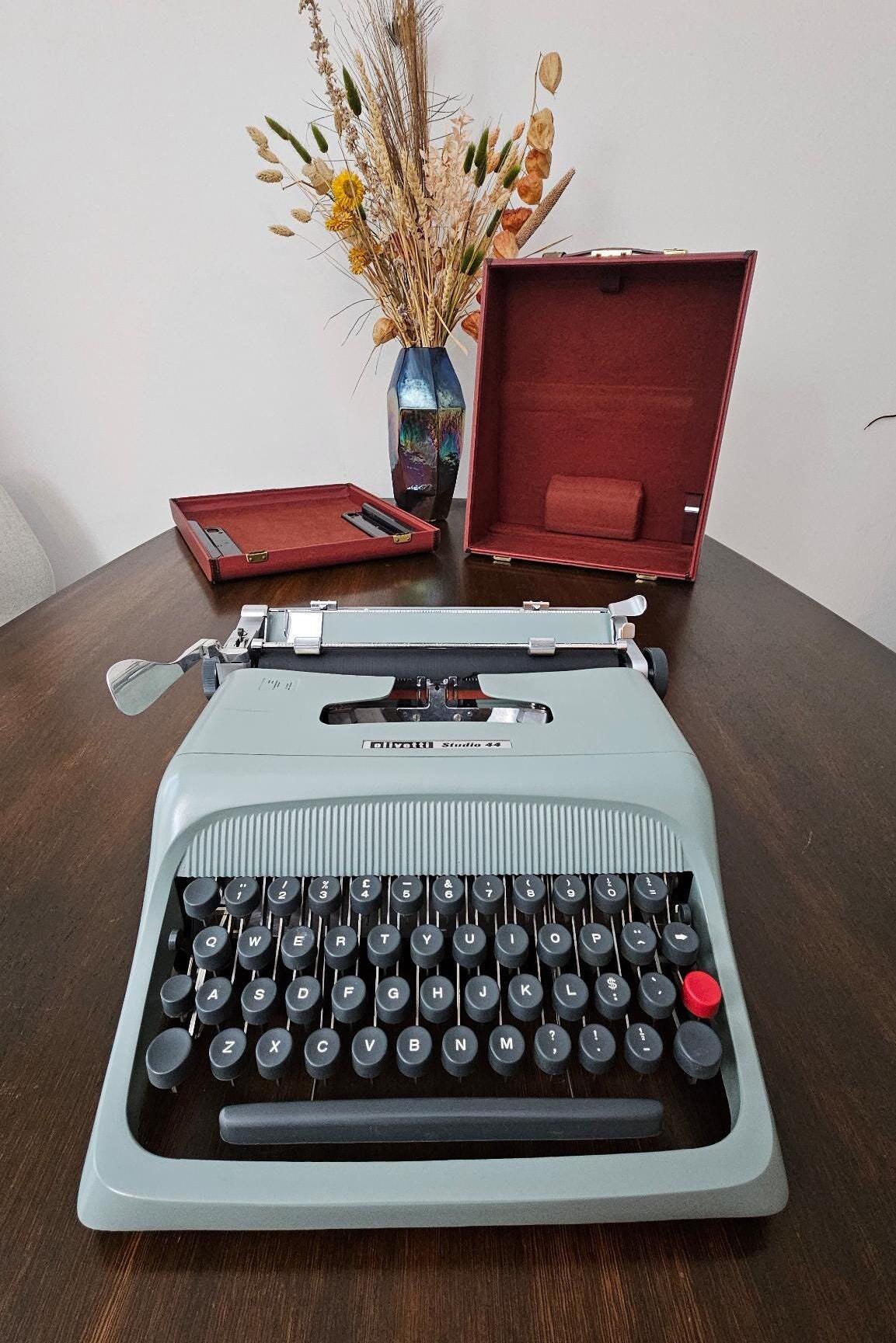 オリベッティ　スタディオ44 Olivetti Studio 44 Navy Blue Vintage Typewriter, Serviced