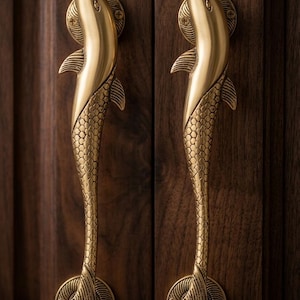 Handgjorda skåpsdörrhandtag i guldfärgad mässing i delfin-stil: Stora, 1 par | Dörrhandtag i mässing