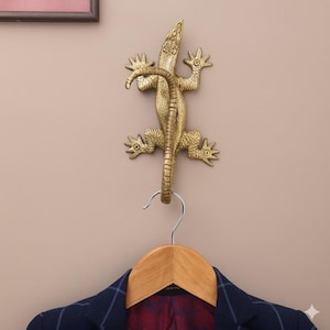 SHOBIXX - Lindo gancho de parede de latão dourado feito à mão em forma de lagarto, organizador de chaves em formato de réptil, gancho decorativo exclusivo, cabide para chaves, presente de decoração para casa