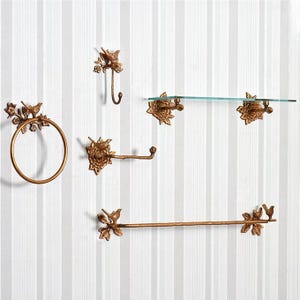 Puede incluir: Un conjunto de accesorios de ba&ntilde;o de color bronce, que incluye un anillo para toallas, un gancho, un portarrollos de papel higi&eacute;nico, una barra para toallas y una estanter&iacute;a de cristal. Cada pieza presenta un dise&ntilde;o de p&aacute;jaros y flores.