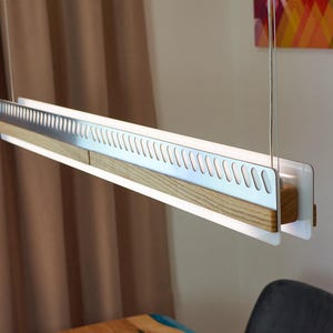 Handgemaakte lineaire hanglamp voor thuiskantoor, acryl en hout lineaire hanglamp, warme keukeneilandverlichting, MCM lange hanglamp