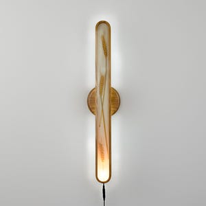 Holz & Harz Wandleuchte, Handgefertigte LED Wandleuchte, skulpturale Holzleuchte, moderne Innenbeleuchtung, Statement Dekorstück, individuelles Geschenk