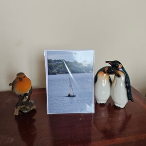Rustig zeilend wenskaart aan de oever van het meer | Blanco nautisch briefpapier | Natuurfotografiekunst met envelop