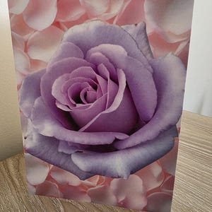 Blauwe maanrooskaart met bloemblaadjes | Handgemaakte bloemenwenskaart | Romantische jubileumkaart | Unieke trouwkaart |met envelop
