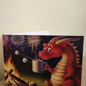 Tarjeta navideña de fuegos artificiales con dragón galés - Diseño acogedor de malvavisco y chocolate caliente - Tarjeta ecológica de 13x18 cm