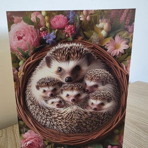 Cartão de saudação adorável da família Hedgehog Cuddle com envelope | Em branco por dentro | Papelaria de animais da floresta | Perfeito para amantes da natureza
