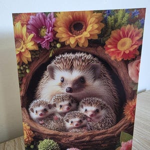 Cartão de saudação adorável da família Hedgehog Cuddle com envelope | Em branco por dentro | Papelaria de animais da floresta | Perfeito para amantes da natureza