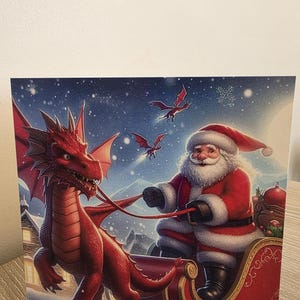 Cartão de Natal Dragão Galês Vermelho - Passeio Mágico de Trenó do Papai Noel | Cartão de felicitações festivo exclusivo | Fabricado no Reino Unido